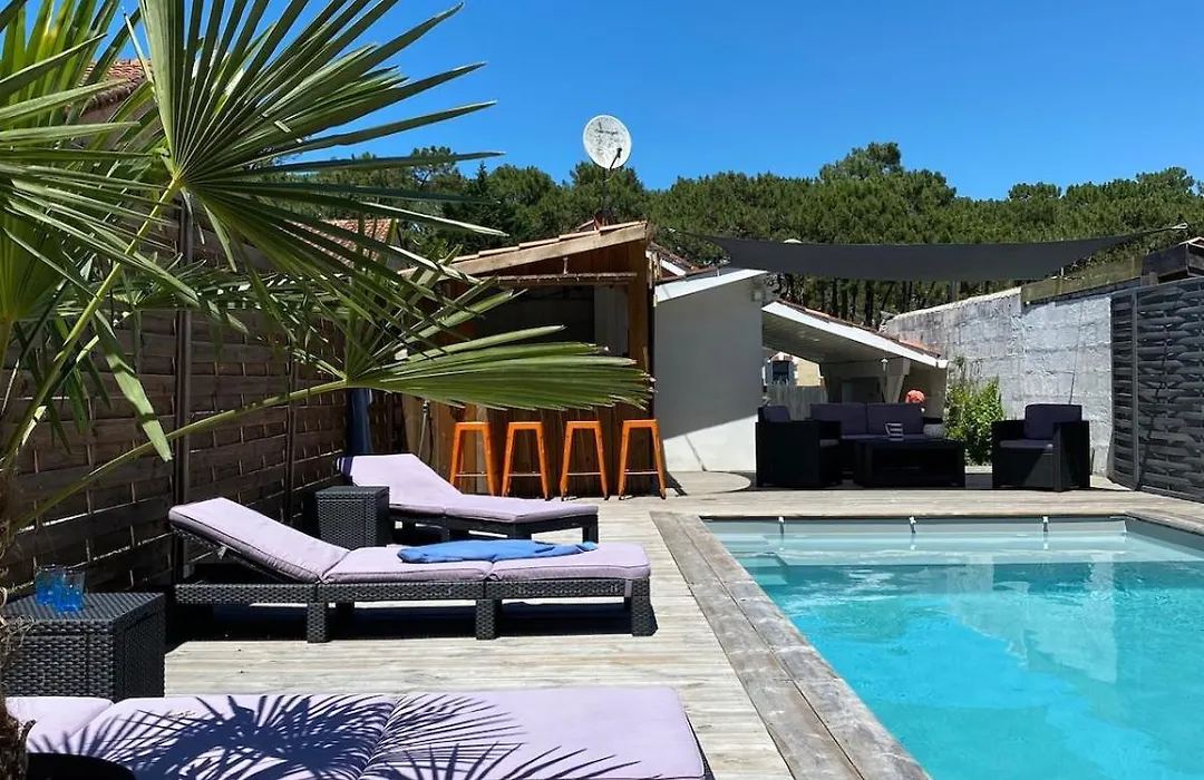 Maison Petite Bleue piscine privée chauffée-1